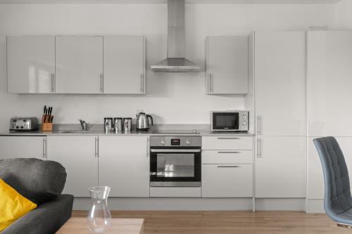 Kuchyň nebo kuchyňský kout v ubytování Comfortable Modern Apartment in Swindon, FREE parking sleeps up to 5