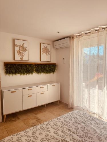 une chambre avec un lit et une fenêtre dans l'établissement Appartement proche de la mer, à Fréjus
