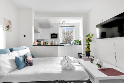Η κουζίνα ή μικρή κουζίνα στο 1 bed flat, 1-Min Tube, Oasis, OneRepublic, 20min to Central London