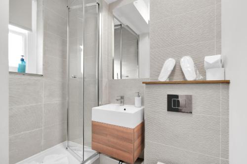Koupelna v ubytování Work-from-Home 1 bed Sanctuary - 1-Min Walk to Chiswick Park Tube, a 20-Min Commute to Central London