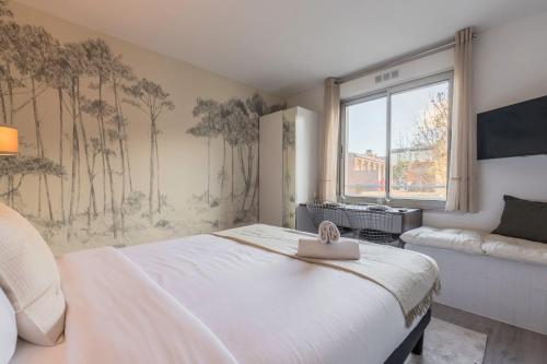 une chambre avec un grand lit blanc et une fenêtre dans l'établissement Studio proche Université Catholique & centre-ville, à Lille