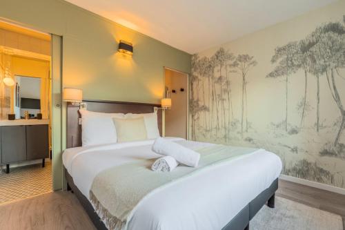 une chambre avec un grand lit blanc dans une pièce dans l'établissement Studio proche Université Catholique & centre-ville, à Lille