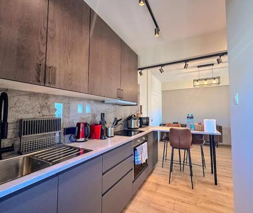 Η κουζίνα ή μικρή κουζίνα στο Beautiful One Bedroom Apartment 100 Meters from the Beach, Recently Renovated