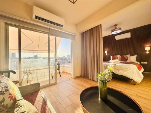 Ένα ή περισσότερα κρεβάτια σε δωμάτιο στο Beautiful One Bedroom Apartment 100 Meters from the Beach, Recently Renovated