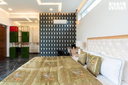 Ένα ή περισσότερα κρεβάτια σε δωμάτιο στο StayVista at Meeraas with Balcony, Heater & Lawn