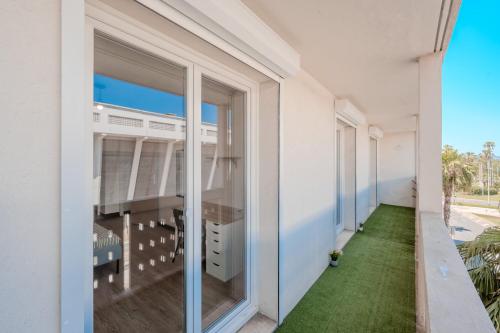 - un balcon d'une maison avec une grande fenêtre dans l'établissement Le Balcon de Mayol -Appartement T3, à Toulon