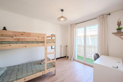 une chambre avec un lit superposé et une fenêtre dans l'établissement Le Balcon de Mayol -Appartement T3, à Toulon