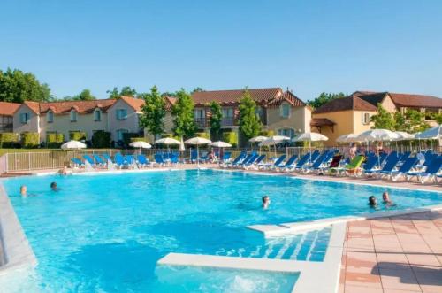 - une piscine dans un complexe avec des personnes dans l'établissement Maison conviviale à Monflanquin, jardin, proche lac, à Monflanquin