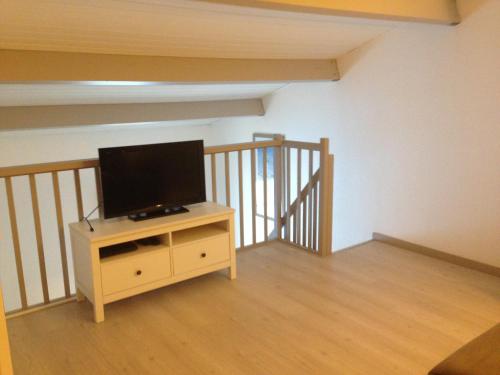 Télévision ou salle de divertissement dans l'établissement Les Remparts