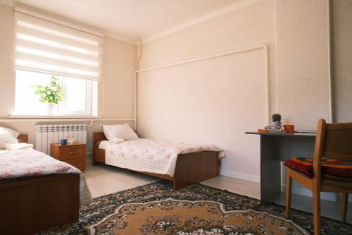 a bedroom with two beds and a window at Gulcha in Gultscha