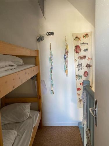 une chambre avec deux lits superposés et un mur avec des papillons dans l'établissement Maison des Dunes, à Le Touquet-Paris-Plage