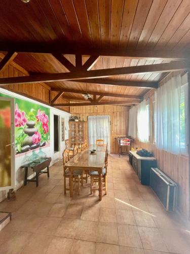 a dining room with a table and chairs in it at Cortijo Luz de la Sierra in Dúdar