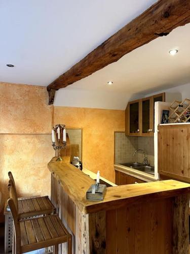 une cuisine avec un comptoir en bois dans une pièce dans l'établissement 2 pièces Suzie, à Saint-Étienne-de-Tinée