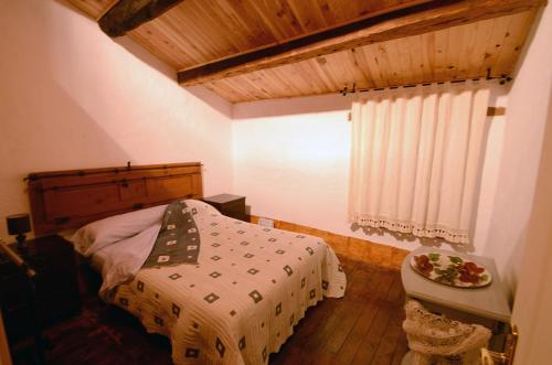 a bedroom with a bed and a bowl of fruit on a table at Casa Rural Alamar in Tiedra