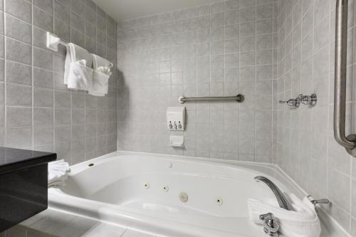 Ett badrum på Days Inn by Wyndham Ottawa West