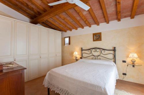 Un dormitorio con una cama y un techo de madera. en Agriturismo Giulia, en Castelfiorentino