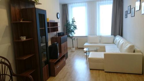 ein Wohnzimmer mit einem weißen Sofa und einem TV in der Unterkunft Ferienwohnung am Markt in Quedlinburg