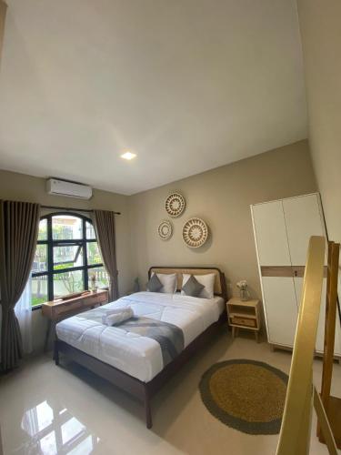 ein Schlafzimmer mit großem Bett und Fenster in der Unterkunft Omah lempong in Kejayan