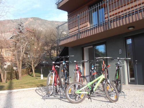 eine Gruppe von Fahrrädern, die außerhalb eines Gebäudes geparkt werden in der Unterkunft Bed & Breakfast Base Camp in Križe