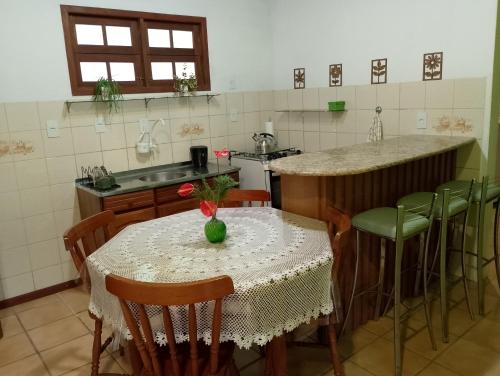 une cuisine avec une table avec un vase dessus dans l'établissement Casa Vista Panorâmica, à Florianópolis