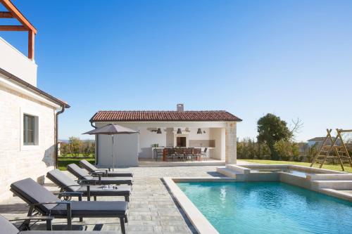 Bazén v ubytování Villa Korat for 8 people in Central Istria with sauna & children playground nebo v jeho okolí