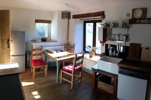 Kuchyň nebo kuchyňský kout v ubytování Secret Mountain Cottage