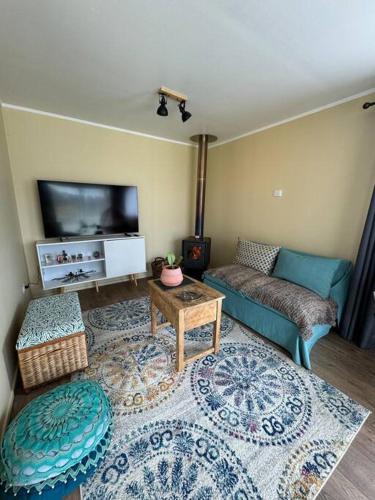 TV a/nebo společenská místnost v ubytování Acogedora Casa Los Canelos
