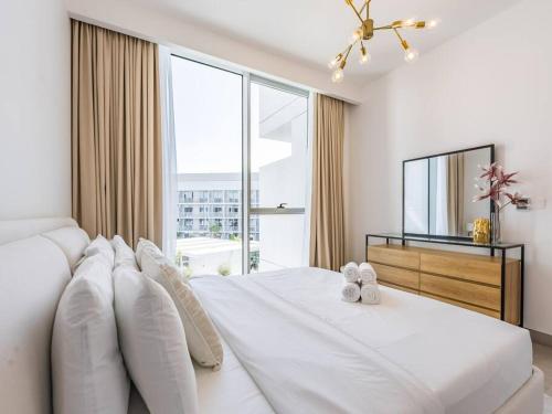Rúm í herbergi á Modern Spacious- 2 BR with Pool & Gym- Luma 22 JVC