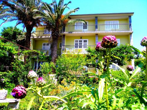 En have udenfor House Rozi