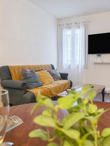 un salon avec un canapé et une table dans l'établissement Moderne et Cosy au coeur de Tours, à Tours