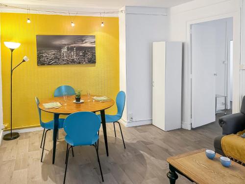 une salle à manger avec une table et des chaises bleues dans l'établissement Moderne et Cosy au coeur de Tours, à Tours