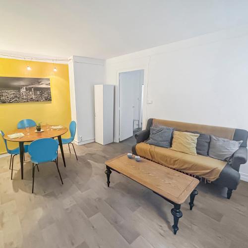 un salon avec un canapé et une table dans l'établissement Moderne et Cosy au coeur de Tours, à Tours