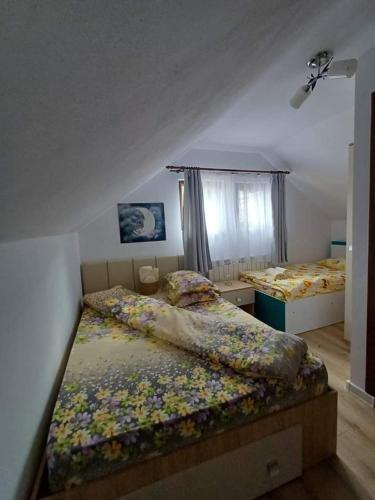 a bedroom with two beds in a room at Cabana Acasă la Delia in Gârda de Sus