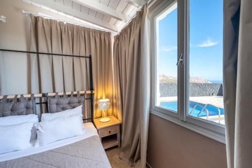 Postel nebo postele na pokoji v ubytování Smy Santorini Suites & Villas