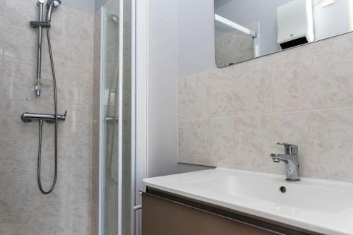 une salle de bain avec une douche et un lavabo et une douche dans l'établissement Beau duplex, proche zénith et palais des sports, à Caen