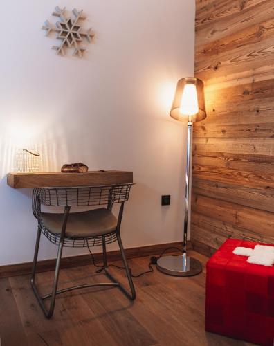 une table, une chaise et une lampe dans une pièce dans l'établissement Grand Hôtel L'ermitage, à Font-Romeu