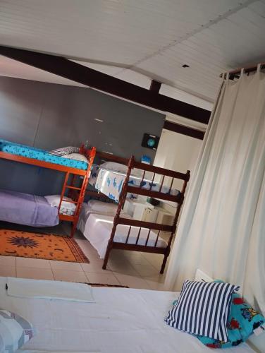 a bedroom with two bunk beds in a room at Casa em São Pedro da Aldeia in São Pedro da Aldeia