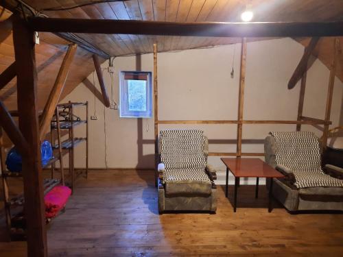 Un lugar para sentarse en Studio cu bucatarie , baie , scara interioara , etaj cu dormitor openspace , curte cu grill, terasa