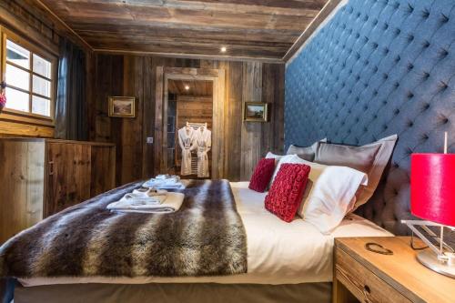 Postel nebo postele na pokoji v ubytování Chalet l'Ourson, avec jacuzzi, sauna, services hôteliers