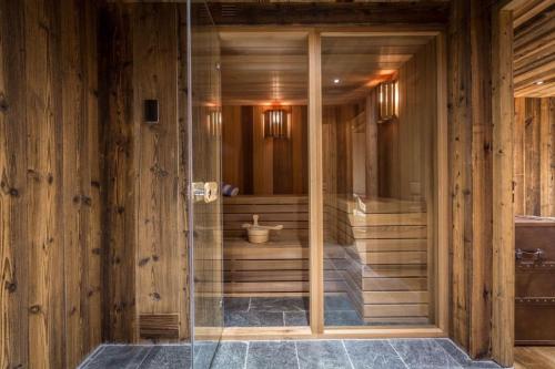 Koupelna v ubytování Chalet l'Ourson, avec jacuzzi, sauna, services hôteliers