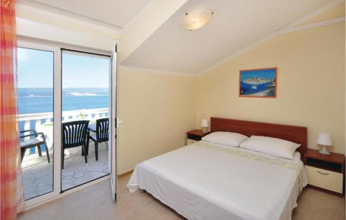 Postel nebo postele na pokoji v ubytování Apartment Mimice With Sea View 380