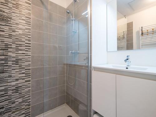 une salle de bain avec douche et lavabo dans l'établissement LA DUNE 55 - Villa 3P6, à Sérignan