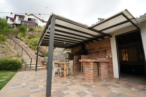 Cabaña de la lomaにあるバルコニーまたはテラス