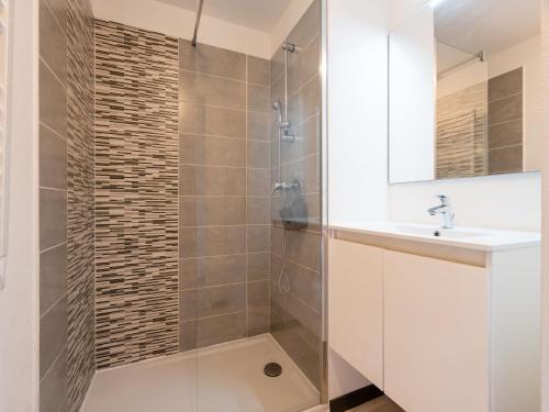 une salle de bain avec douche et lavabo dans l'établissement LA DUNE N 33 - Villa 2P4, à Valras-Plage