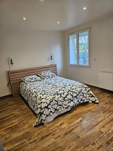 une chambre avec un lit et un parquet dans l'établissement Appartement Serre Chevalier Montgenèvre, à Briançon