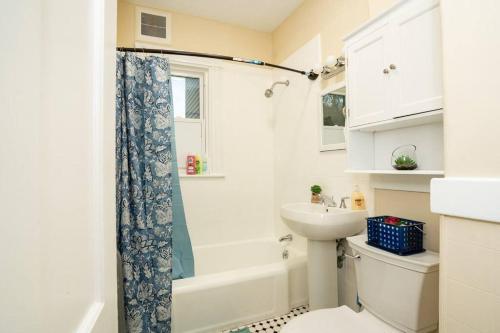 Bilik mandi di 8 Peaceful, Bright apt 3br close to Milton center