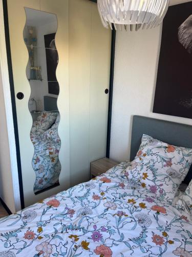 une chambre avec un lit avec un couvre-lit fleuri dans l'établissement Bellavista, à Saint-Cyprien