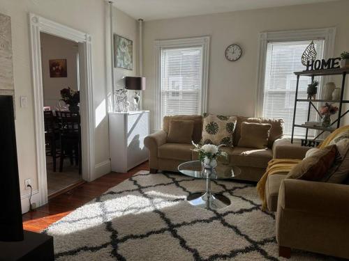 Ruang duduk di 8 Peaceful, Bright apt 3br close to Milton center