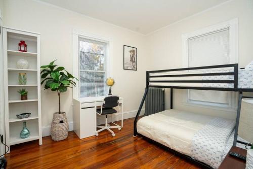 Katil atau katil-katil dalam bilik di 8 Peaceful, Bright apt 3br close to Milton center