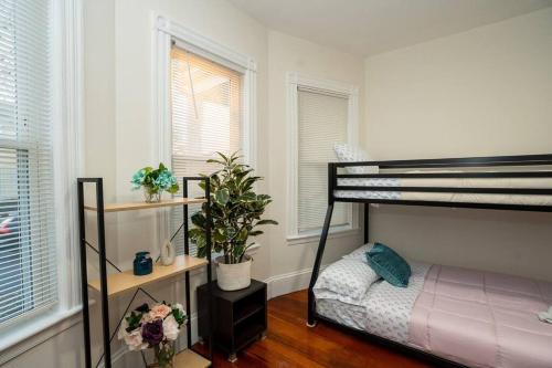 Katil atau katil-katil dalam bilik di 8 Peaceful, Bright apt 3br close to Milton center